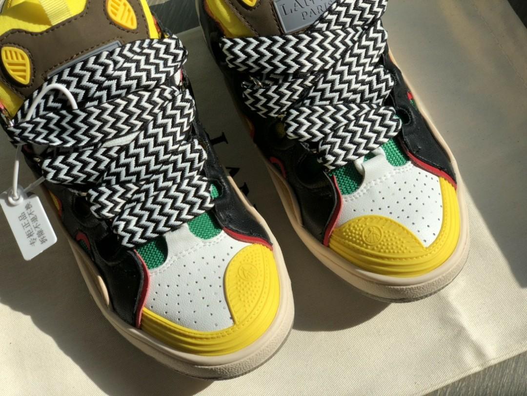 LANVIN （分類：Loafers）位於 Hong Kong。 由 tt111666 提交（商品編號 1059622388，圖片 4）。簡介： Lanvin 老牌時裝向街頭文化低頭的產物，它以90年代復古Chunky滑板鞋設計呈現‼️‼️ 尺碼：35-44， 浪凡老爹滑板鞋！貿易公司訂單，不是市場版本，Lanvin藝術總監也穿的鞋自浪凡Lanvin男裝秀一眼就看中了它 隨着近年各種街頭風 復古風型趨勢 這種褲型就要搭配一些厚實的鞋。 Lanvin做的這種厚舌、粗鞋帶的復古滑板鞋給我眼前一亮看到第一眼就知道怎麼搭配了，寬編織帶搭配的非常時尚 還是假鞋帶設計 內裏還有真鞋帶系這樣就不會因爲繫帶而影響它的整體效果 鞋舌以及後包內裏全部乳膠泡棉內置 讓腳背腳後跟體會其他鞋子做不到的舒適度 鞋面雙層 雙鞋帶 牛皮層 內層運動網層 各種多塊材質拼接 鞋頭鞋尾橡膠塊包裹 大底也都是雙層雙色拼接 這個款是浪凡品牌裏做工最複雜的款式 原配件全部開模製作 開發成本高達40萬。per order 訂購品 轉