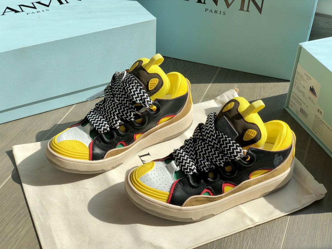 LANVIN （分類：Loafers）位於 Hong Kong。 由 tt111666 提交（商品編號 1059622388，圖片 7）。簡介： Lanvin 老牌時裝向街頭文化低頭的產物，它以90年代復古Chunky滑板鞋設計呈現‼️‼️ 尺碼：35-44， 浪凡老爹滑板鞋！貿易公司訂單，不是市場版本，Lanvin藝術總監也穿的鞋自浪凡Lanvin男裝秀一眼就看中了它 隨着近年各種街頭風 復古風型趨勢 這種褲型就要搭配一些厚實的鞋。 Lanvin做的這種厚舌、粗鞋帶的復古滑板鞋給我眼前一亮看到第一眼就知道怎麼搭配了，寬編織帶搭配的非常時尚 還是假鞋帶設計 內裏還有真鞋帶系這樣就不會因爲繫帶而影響它的整體效果 鞋舌以及後包內裏全部乳膠泡棉內置 讓腳背腳後跟體會其他鞋子做不到的舒適度 鞋面雙層 雙鞋帶 牛皮層 內層運動網層 各種多塊材質拼接 鞋頭鞋尾橡膠塊包裹 大底也都是雙層雙色拼接 這個款是浪凡品牌裏做工最複雜的款式 原配件全部開模製作 開發成本高達40萬。per order 訂購品 轉