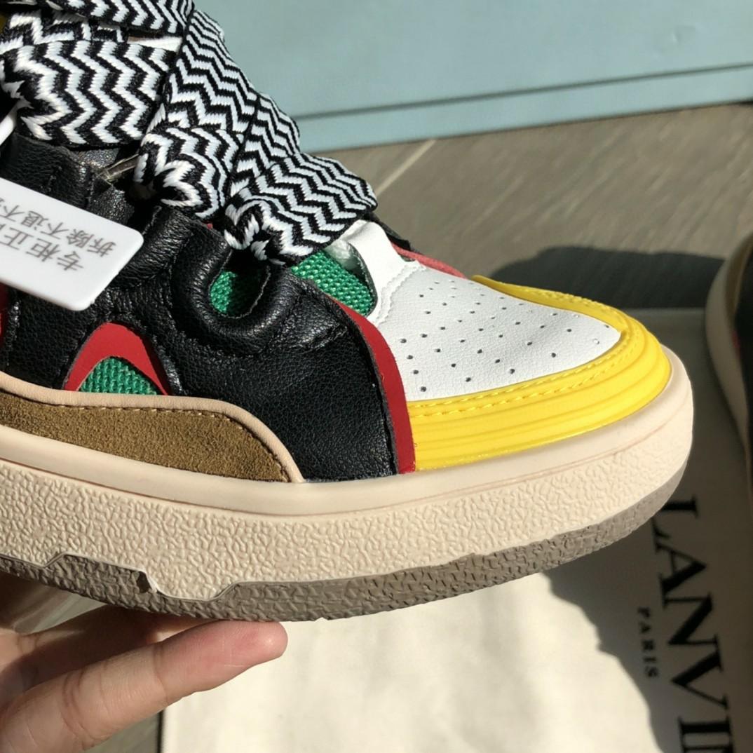 LANVIN （分類：Loafers）位於 Hong Kong。 由 tt111666 提交（商品編號 1059622388，圖片 6）。簡介： Lanvin 老牌時裝向街頭文化低頭的產物，它以90年代復古Chunky滑板鞋設計呈現‼️‼️ 尺碼：35-44， 浪凡老爹滑板鞋！貿易公司訂單，不是市場版本，Lanvin藝術總監也穿的鞋自浪凡Lanvin男裝秀一眼就看中了它 隨着近年各種街頭風 復古風型趨勢 這種褲型就要搭配一些厚實的鞋。 Lanvin做的這種厚舌、粗鞋帶的復古滑板鞋給我眼前一亮看到第一眼就知道怎麼搭配了，寬編織帶搭配的非常時尚 還是假鞋帶設計 內裏還有真鞋帶系這樣就不會因爲繫帶而影響它的整體效果 鞋舌以及後包內裏全部乳膠泡棉內置 讓腳背腳後跟體會其他鞋子做不到的舒適度 鞋面雙層 雙鞋帶 牛皮層 內層運動網層 各種多塊材質拼接 鞋頭鞋尾橡膠塊包裹 大底也都是雙層雙色拼接 這個款是浪凡品牌裏做工最複雜的款式 原配件全部開模製作 開發成本高達40萬。per order 訂購品 轉