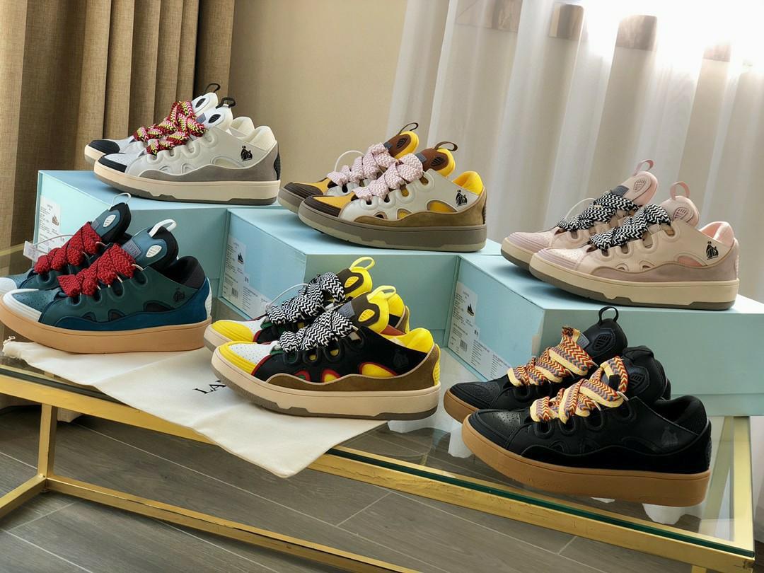 LANVIN （分類：Loafers）位於 Hong Kong。 由 tt111666 提交（商品編號 1059622388，圖片 9）。簡介： Lanvin 老牌時裝向街頭文化低頭的產物，它以90年代復古Chunky滑板鞋設計呈現‼️‼️ 尺碼：35-44， 浪凡老爹滑板鞋！貿易公司訂單，不是市場版本，Lanvin藝術總監也穿的鞋自浪凡Lanvin男裝秀一眼就看中了它 隨着近年各種街頭風 復古風型趨勢 這種褲型就要搭配一些厚實的鞋。 Lanvin做的這種厚舌、粗鞋帶的復古滑板鞋給我眼前一亮看到第一眼就知道怎麼搭配了，寬編織帶搭配的非常時尚 還是假鞋帶設計 內裏還有真鞋帶系這樣就不會因爲繫帶而影響它的整體效果 鞋舌以及後包內裏全部乳膠泡棉內置 讓腳背腳後跟體會其他鞋子做不到的舒適度 鞋面雙層 雙鞋帶 牛皮層 內層運動網層 各種多塊材質拼接 鞋頭鞋尾橡膠塊包裹 大底也都是雙層雙色拼接 這個款是浪凡品牌裏做工最複雜的款式 原配件全部開模製作 開發成本高達40萬。per order 訂購品 轉