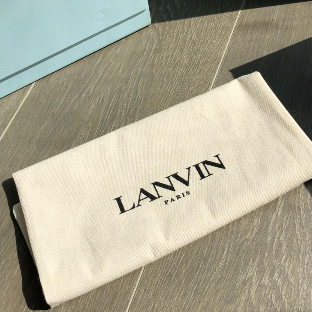 LANVIN （分類：Loafers）位於 Hong Kong。 由 tt111666 提交（商品編號 1059622388，圖片 10）。簡介： Lanvin 老牌時裝向街頭文化低頭的產物，它以90年代復古Chunky滑板鞋設計呈現‼️‼️ 尺碼：35-44， 浪凡老爹滑板鞋！貿易公司訂單，不是市場版本，Lanvin藝術總監也穿的鞋自浪凡Lanvin男裝秀一眼就看中了它 隨着近年各種街頭風 復古風型趨勢 這種褲型就要搭配一些厚實的鞋。 Lanvin做的這種厚舌、粗鞋帶的復古滑板鞋給我眼前一亮看到第一眼就知道怎麼搭配了，寬編織帶搭配的非常時尚 還是假鞋帶設計 內裏還有真鞋帶系這樣就不會因爲繫帶而影響它的整體效果 鞋舌以及後包內裏全部乳膠泡棉內置 讓腳背腳後跟體會其他鞋子做不到的舒適度 鞋面雙層 雙鞋帶 牛皮層 內層運動網層 各種多塊材質拼接 鞋頭鞋尾橡膠塊包裹 大底也都是雙層雙色拼接 這個款是浪凡品牌裏做工最複雜的款式 原配件全部開模製作 開發成本高達40萬。per order 訂購品 