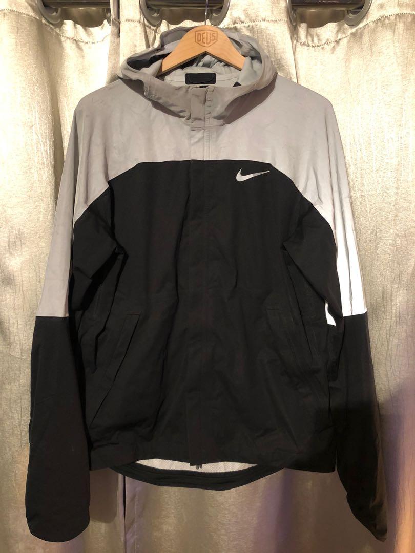 Nike 3m 運動外套 size L （分類：外套及戶外衣服）位於 Hong Kong。 由 002047 提交（商品編號 1059734611，圖片 1）。簡介： Nike 3m 運動外套，幾年前買，著過兩次長期擺放，size L，3m位置可能放太耐有d印喺度，手袖位可放隻手入個手套位扮企鵝😅點都好啦，有興pm我！。