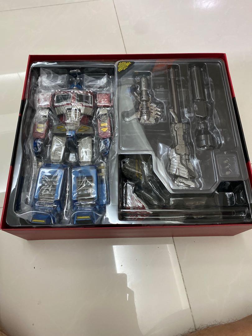 Transformers (Category: Toy Figures) located in Singapore. Submitted by euro_06 (Listing ID 1059758174, Image 3). Description: BNIB Optimus prime megaton version Hot toys .