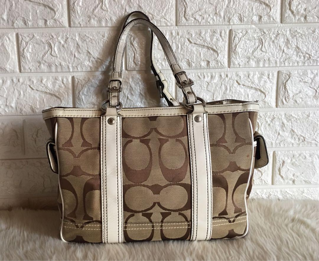 Coach Signature Gallery Tote (Category: Luxury Bags & Wallets) located in Tuguegarao City. Submitted by prelovedbykhelria (Listing ID 1053737148, Image 3). Description: Original, Searchable code. Bought in USA YKK zipper. Comes with care card & gift receipt Still in good condition for its age. Unused for years Exterior canvas and leather are in excellent condition Clean interior Both handles are 100% fully functional 12"L x 4.5"W x 9"H *Flaws: ma