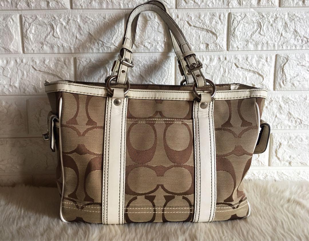 Coach Signature Gallery Tote (Category: Luxury Bags & Wallets) located in Tuguegarao City. Submitted by prelovedbykhelria (Listing ID 1053737148, Image 1). Description: Original, Searchable code. Bought in USA YKK zipper. Comes with care card & gift receipt Still in good condition for its age. Unused for years Exterior canvas and leather are in excellent condition Clean interior Both handles are 100% fully functional 12"L x 4.5"W x 9"H *Flaws: ma
