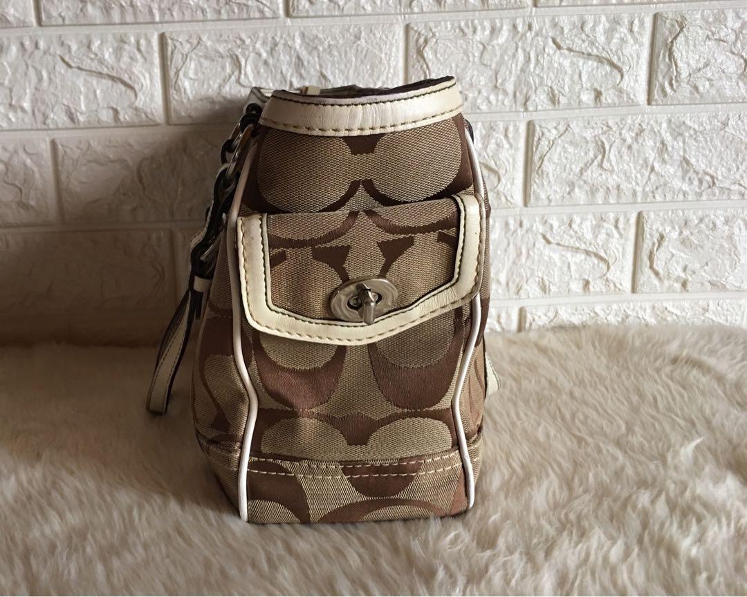 Coach Signature Gallery Tote (Category: Luxury Bags & Wallets) located in Tuguegarao City. Submitted by prelovedbykhelria (Listing ID 1053737148, Image 2). Description: Original, Searchable code. Bought in USA YKK zipper. Comes with care card & gift receipt Still in good condition for its age. Unused for years Exterior canvas and leather are in excellent condition Clean interior Both handles are 100% fully functional 12"L x 4.5"W x 9"H *Flaws: ma