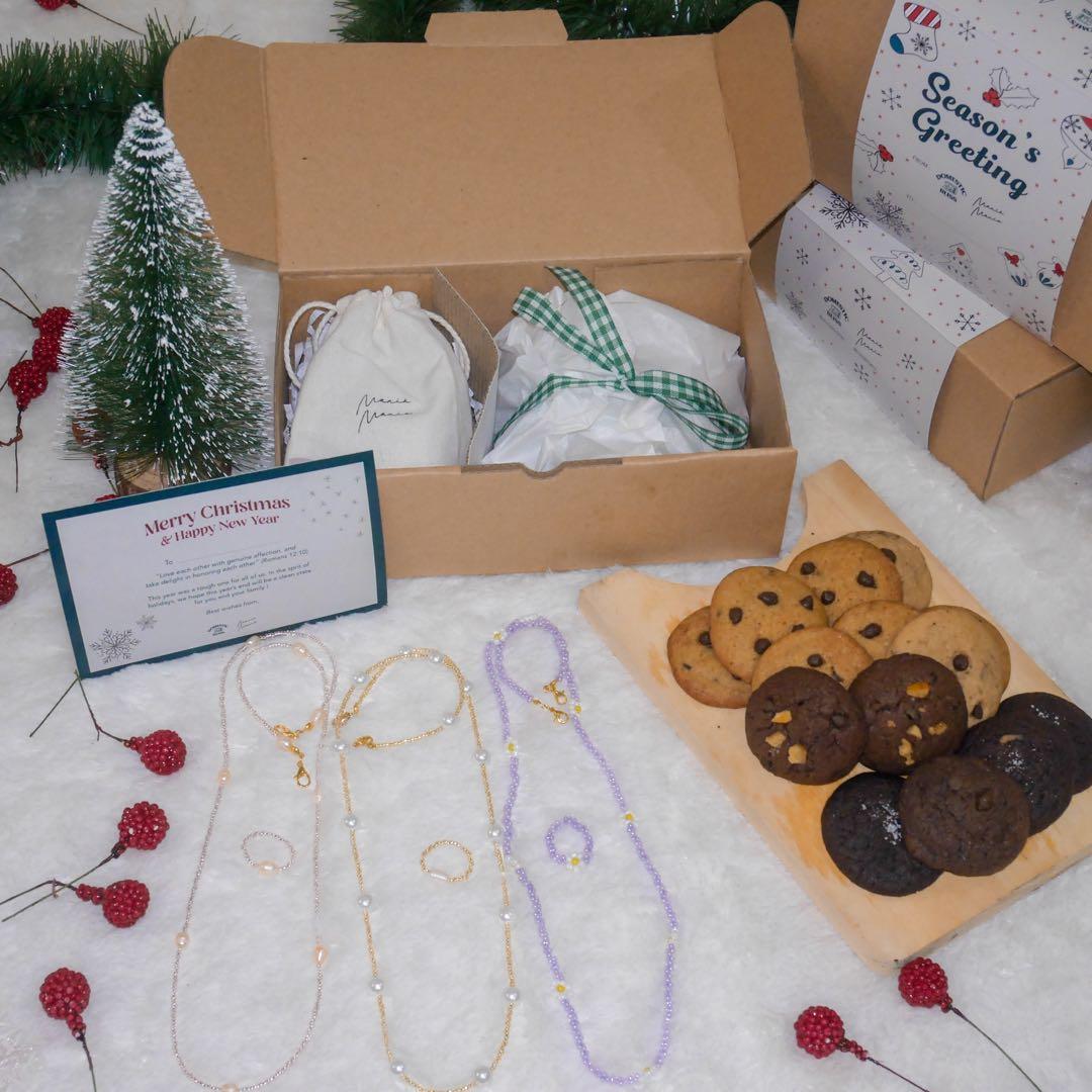 Hamper Natal Christmas Hampers Cookies Cincin Mask Strap Makanan Minuman Kue Kue Di Carousell