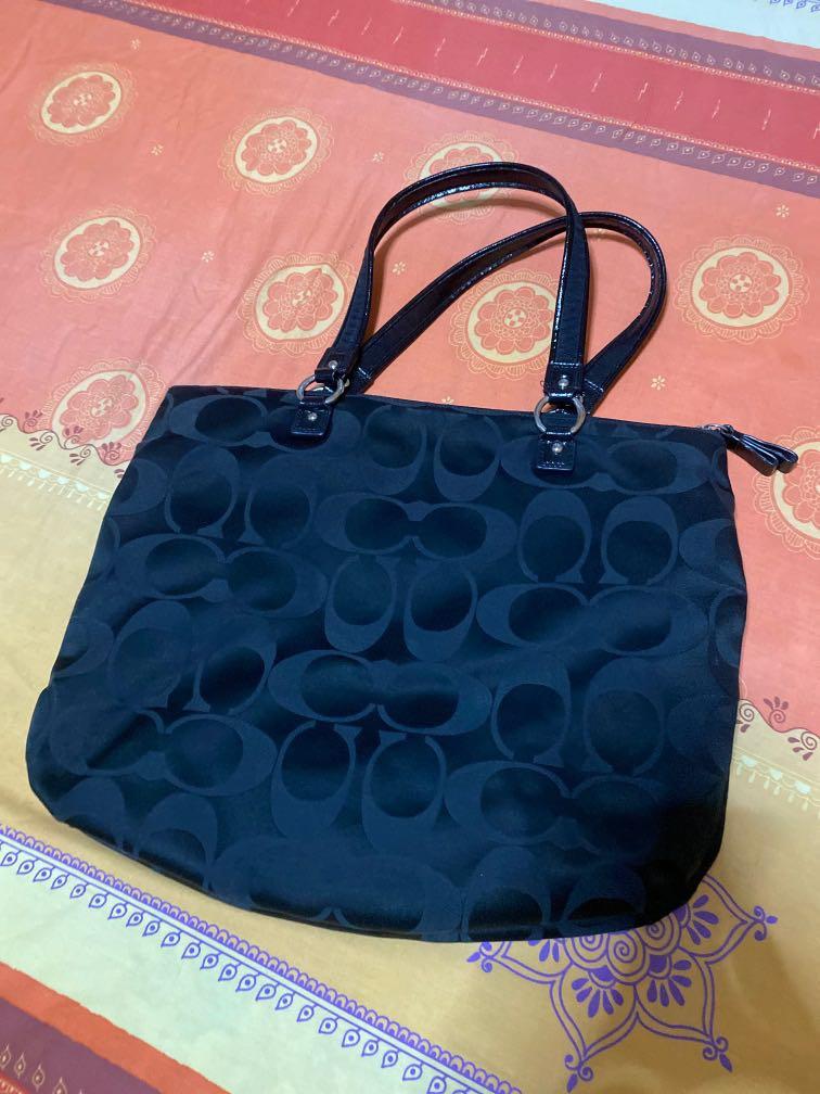Coach black hotsell tote with zipper