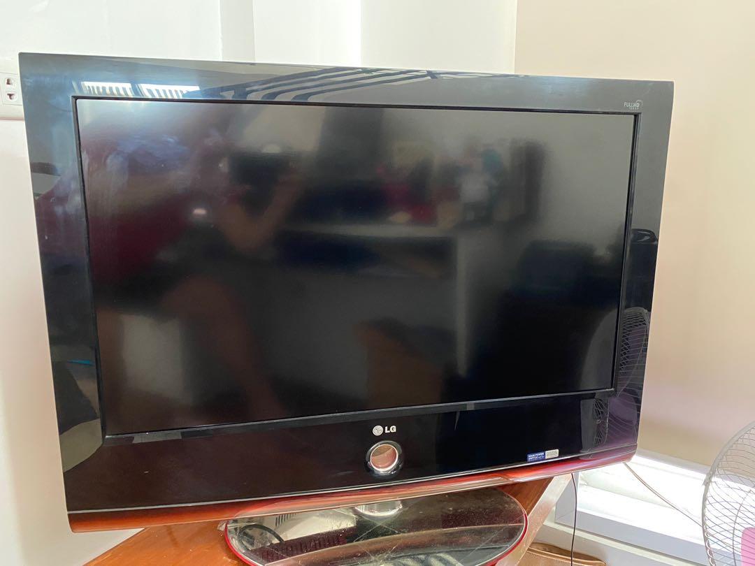 LG LCD TV - 32LH70YR (Category: TV) located in Makati City. Submitted by eric103 (Listing ID 1053766627, Image 1). Description: LG LCD TV Full HD Model : 32LH70YR Scarlet series 32 inches Working condition RFS: no longer used. Spare TV Remote not working .