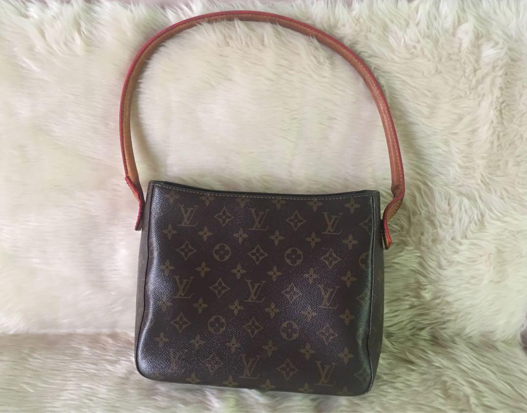 LV Monogram Canvas Looping MM (Category: Luxury Bags & Wallets) located in Tuguegarao City. Submitted by prelovedbykhelria (Listing ID 1053820974, Image 1). Description: with code, self authentication is highly recommended In very good condition for its age. Unused for years Clean interior Exterior canvas in excellent condition Handle has little darkening at bottom. 100% fully functional Super nice in actual 9.5"L x 4"W x 8.25"H *flaws: handle is