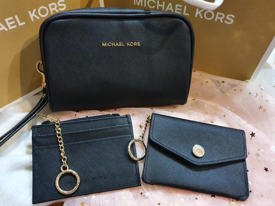 stege stribe skillevæg Michael Kors makeup Pouch set, Luxury, Bags & Wallets on Carousell