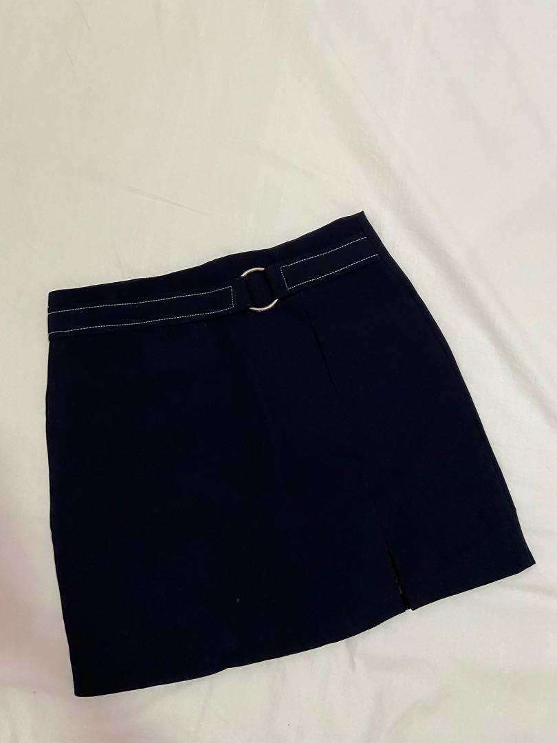 Navy Blue Pencil Skirt (Category: Skirts) located in Cainta. Submitted by mc.closet (Listing ID 1053851686, Image 1). Description: - never been used but tag was removed - fits kinda loose for small - has a small slit on the side - no flaws - orig price was P499 .