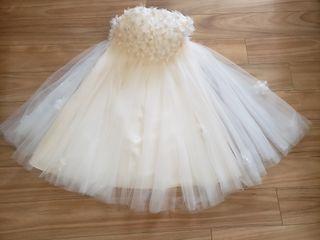 Prom/wedding strapless dress with flower details