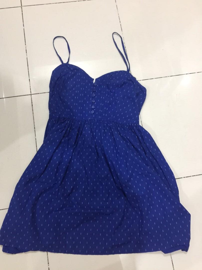 Authentic Mango Dress (Category: Dresses) located in Quezon City. Submitted by froyoo (Listing ID 1054405133, Image 1). Description: ⚡ cotton fabric ⚡slightly worn ⚡bust - 30 inches ⚡ length - 35.5 inches ⚡ kulang ng hook yung isang strap based sa last pic.