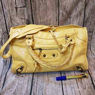 (Category: ) located in . Submitted by feeza_closet (Listing ID 1054387732, Image 1). Description: .