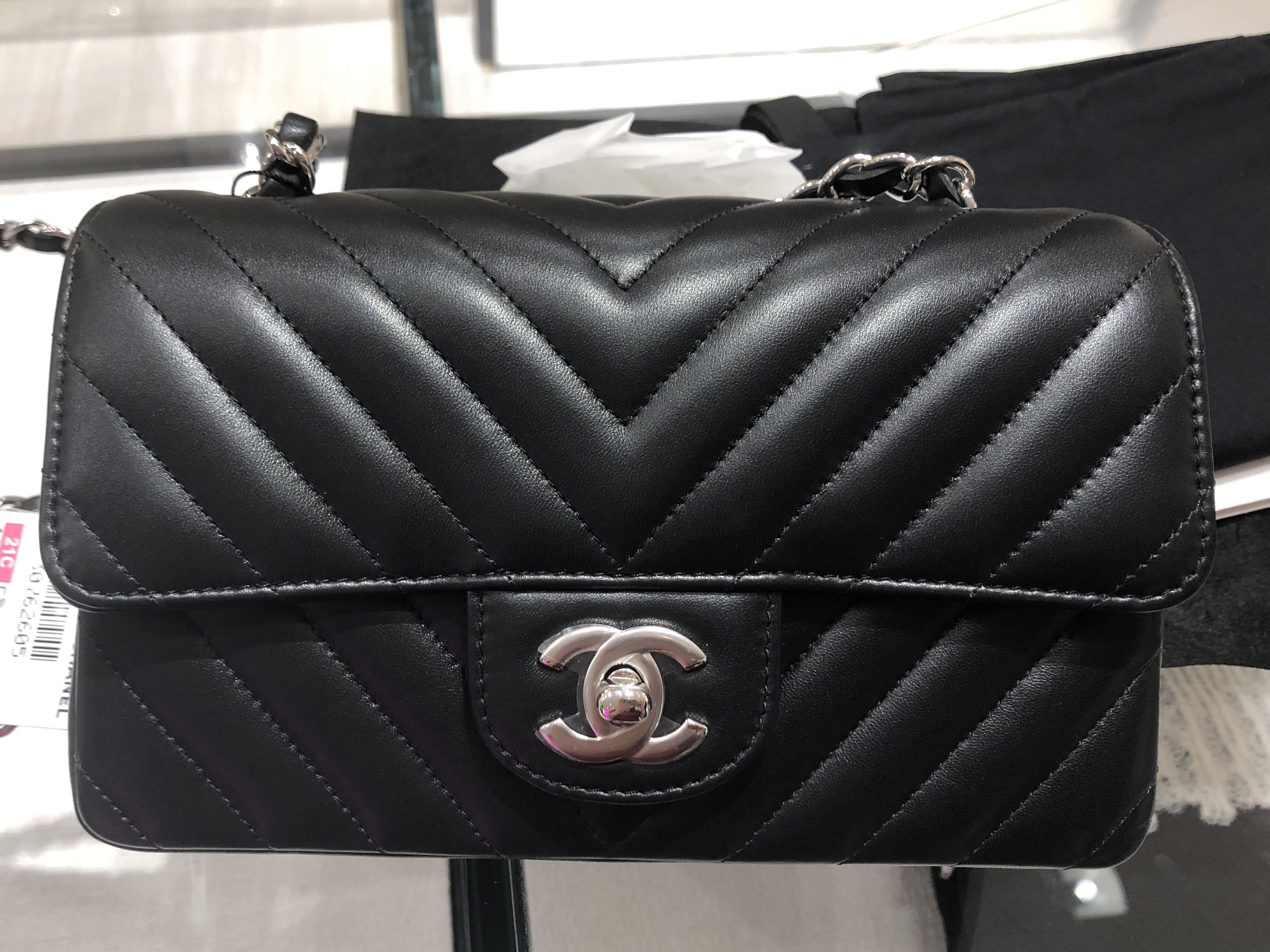 Brand New Authentic Chanel Mini Flap Bag (Rectangular Mini) Black in Chevron  and Silver Hardware (PM to nego), Luxury, Bags & Wallets on Carousell