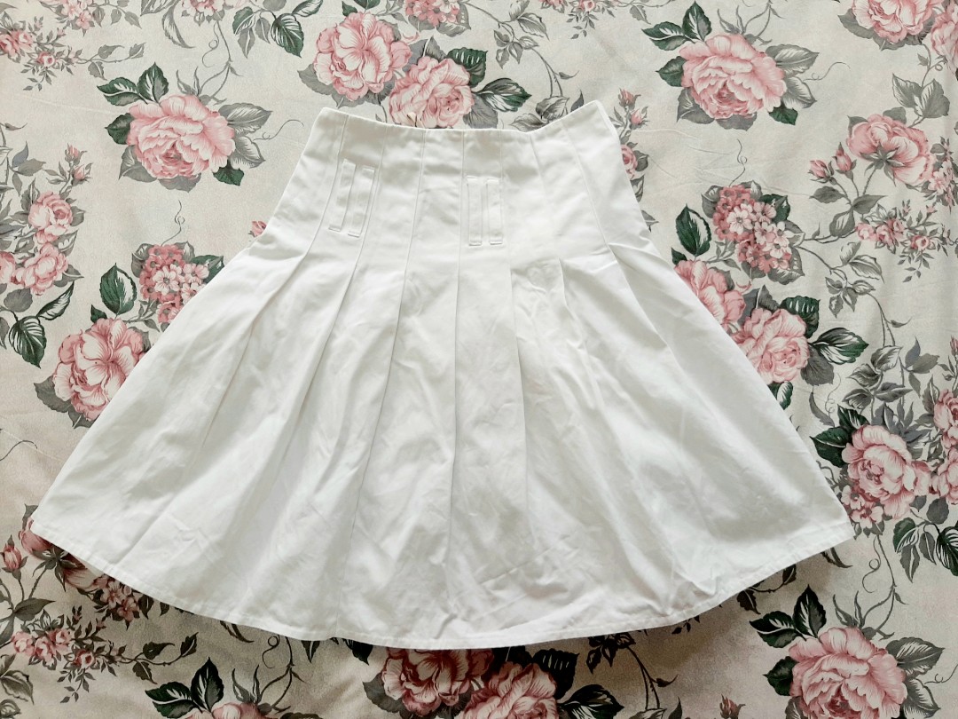 burberry white pleated skirt women s fashion bottoms skirts on carousell burberry white pleated skirt women s fashion bottoms skirts on carousell