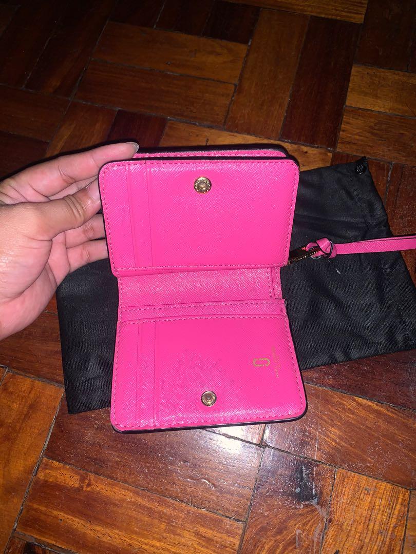 Marc by Marc Jacobs (mj) short wallet (100% orig) (Category: Luxury Bags & Wallets) located in Quezon City. Submitted by maefurio (Listing ID 1054316057, Image 3). Description: ‼️100% authentic money back if proven fake ‼️no inclusions ‼️ in mint condition ‼️ See photos for more details ‼️ No return no exchange of items .