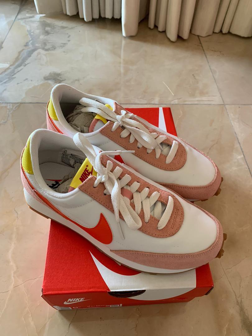 nike daybreak women coral