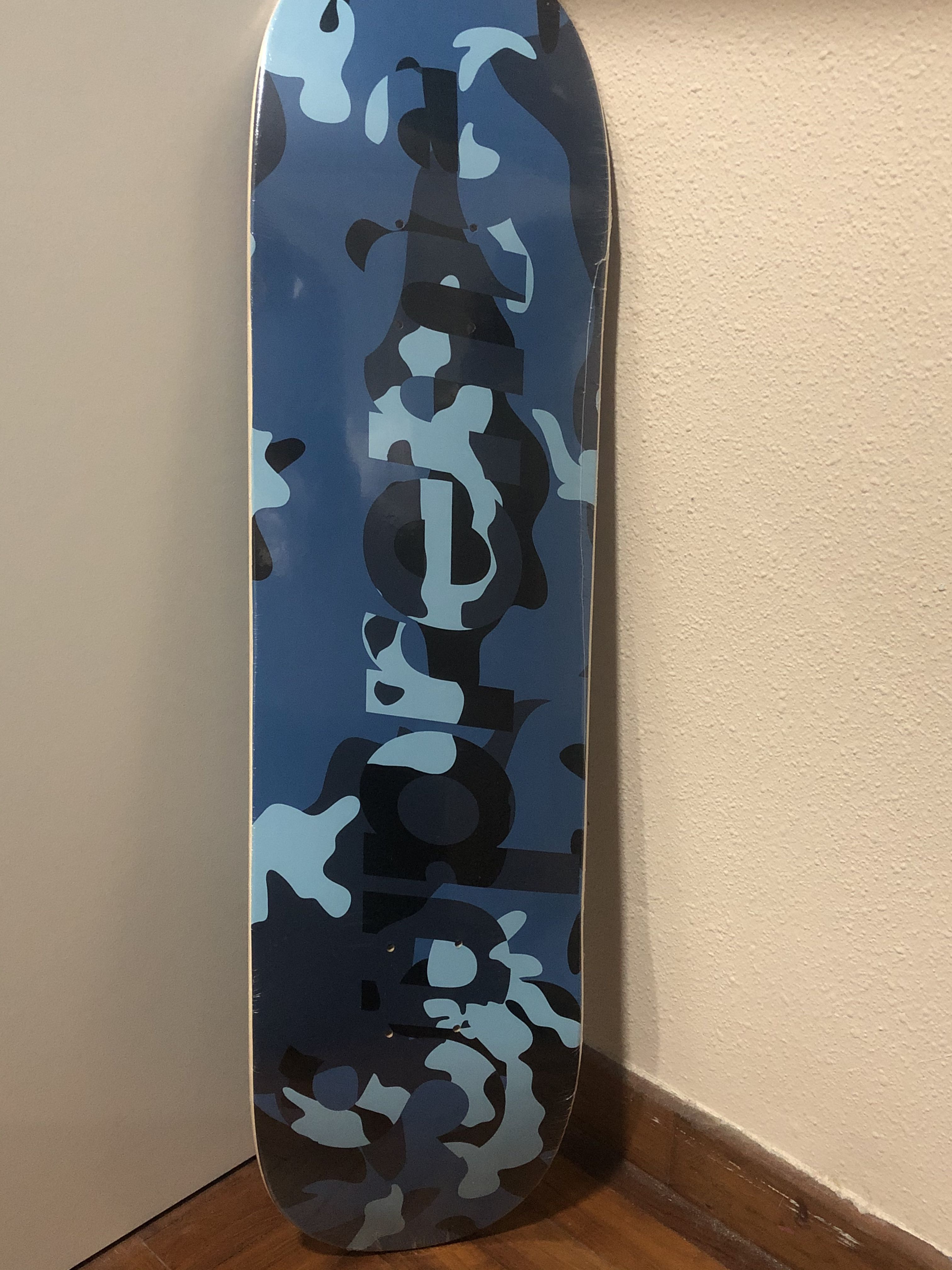 supreme camo logo skateboard（Supreme Blue Camo Deck）