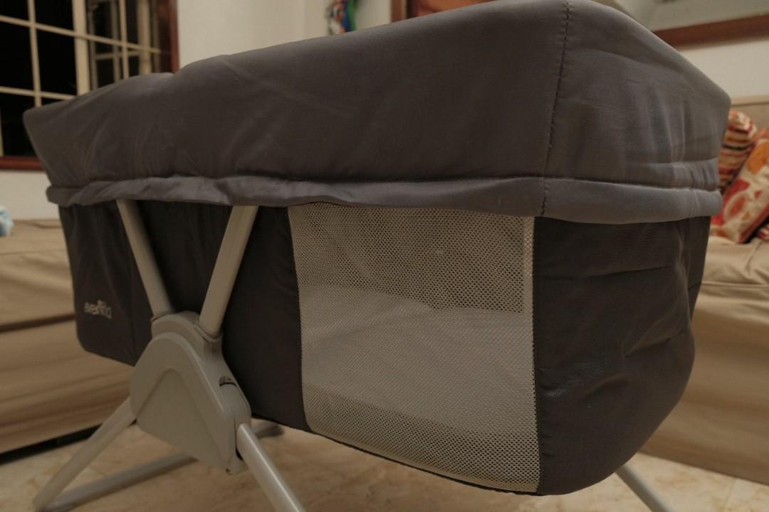 Evenflo villi travel 2025 bassinet