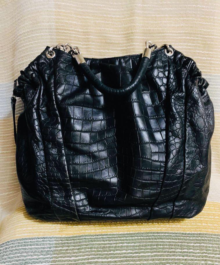 Michael Kors tote bag (Category: Luxury Bags & Wallets) located in Manila. Submitted by edifier888 (Listing ID 1054586383, Image 2). Description: In good condition - no damage.