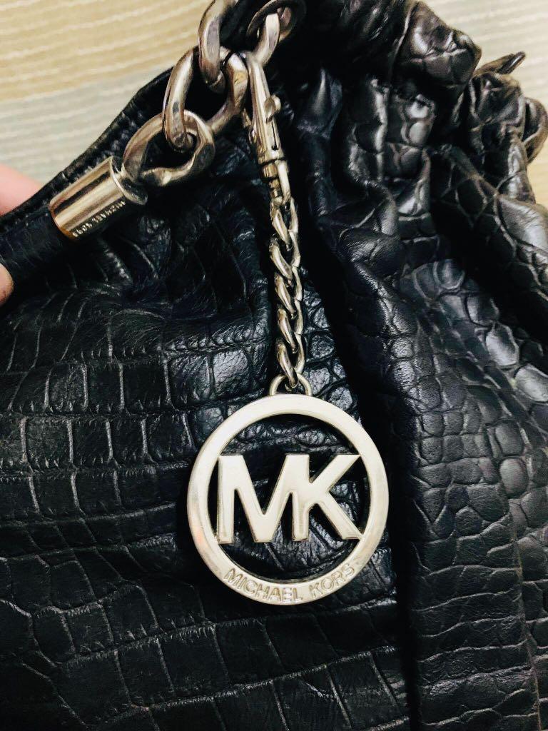 Michael Kors tote bag (Category: Luxury Bags & Wallets) located in Manila. Submitted by edifier888 (Listing ID 1054586383, Image 3). Description: In good condition - no damage.