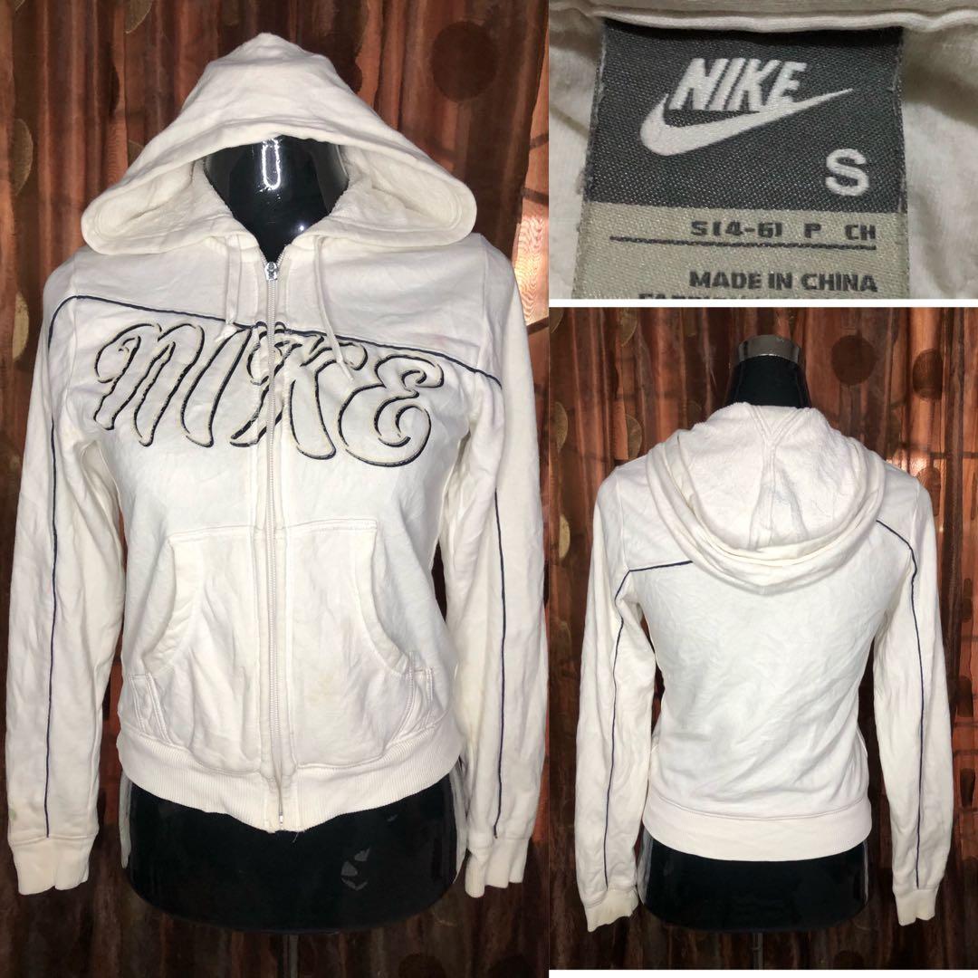 white nike clothes