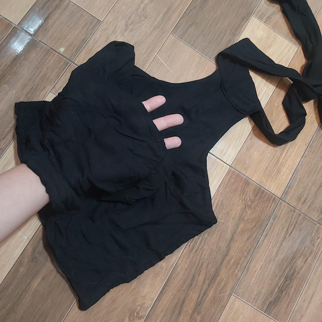 Choker crop top (Category: Sleeveless) located in Quezon City. Submitted by cheverloo (Listing ID 1054715908, Image 3). Description: S-M to semi large. maganda tela. sexy! d ko feel mga choker style.😜.