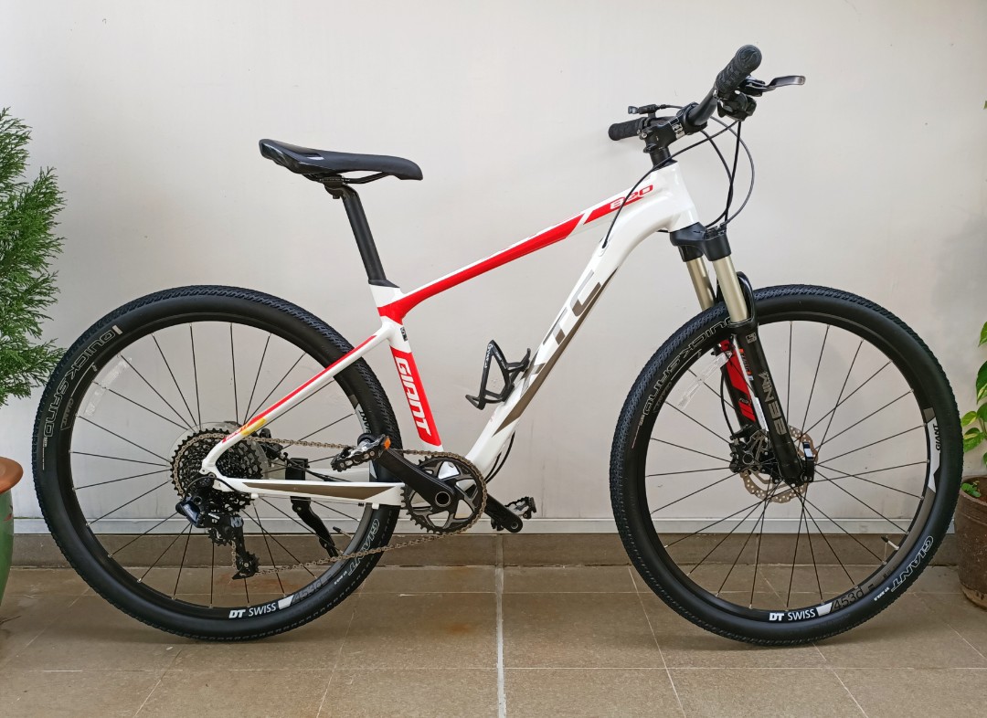 Giant XTC Mountain Bike SLR Top Range Hardtail Sports Equipment