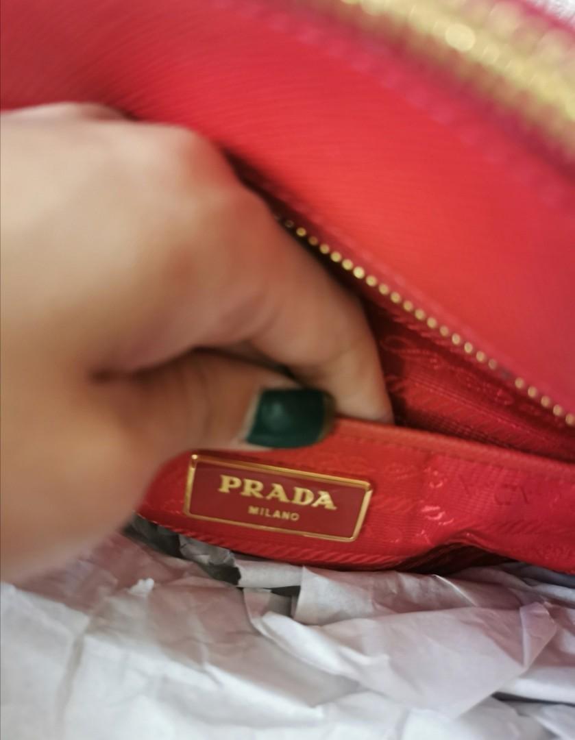 Prada （分類：手袋及銀包）位於 Hong Kong。 由 oma0622 提交（商品編號 1054828296，圖片 3）。簡介： - 買左之後末用過 - 有單據 - 有卡 - 有塵袋 - 購自香港專櫃。