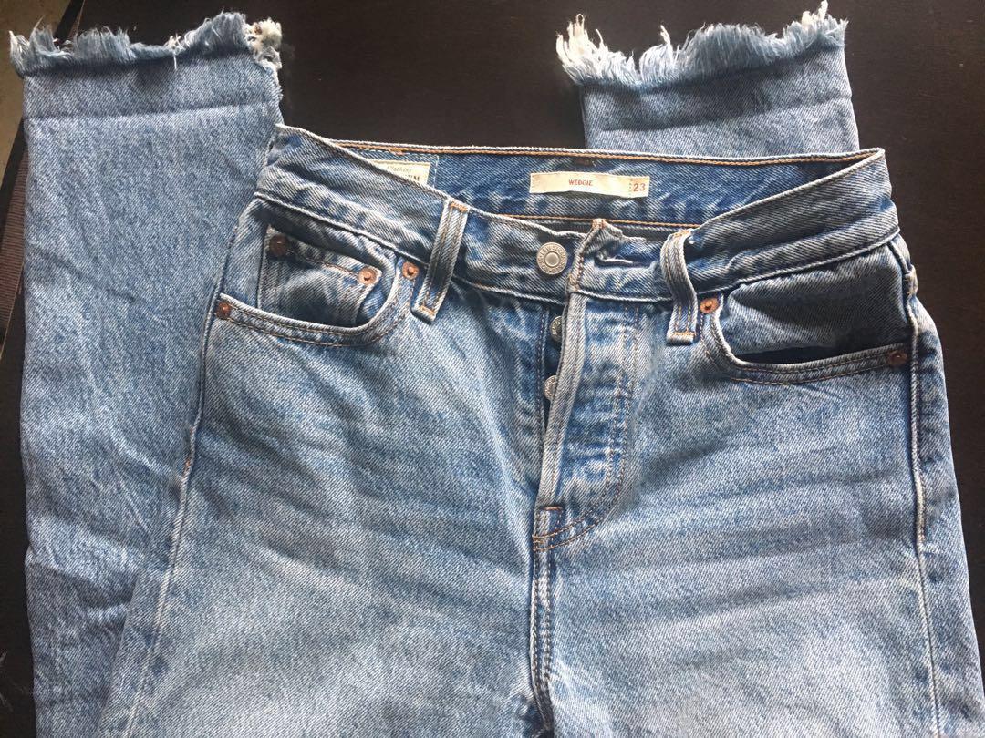 Levi's Wedgie Icon Jeans in Shut Up (Medium Wash), Women's Fashion,  Bottoms, Jeans on Carousell