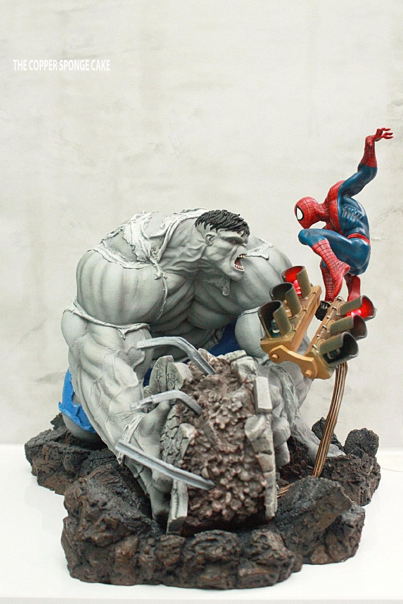 Sideshow Collectibles Grey Hulk vs Spider-man Diorama Exclusive, Hobbies &  Toys, Toys & Games on Carousell