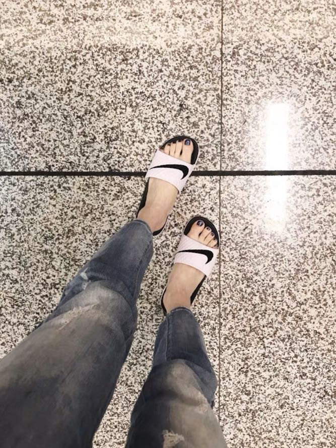 Girls wearing nike slides best sale
