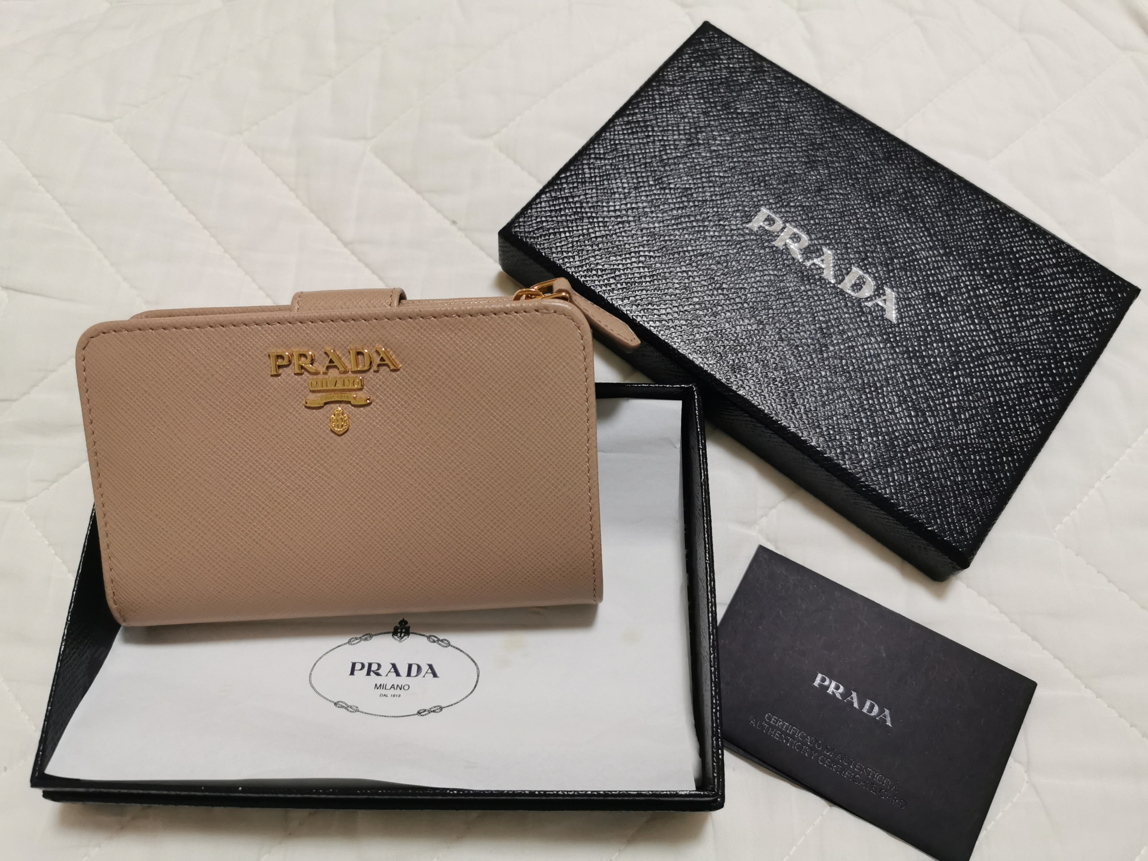 Medium saffiano leather outlet wallet prada
