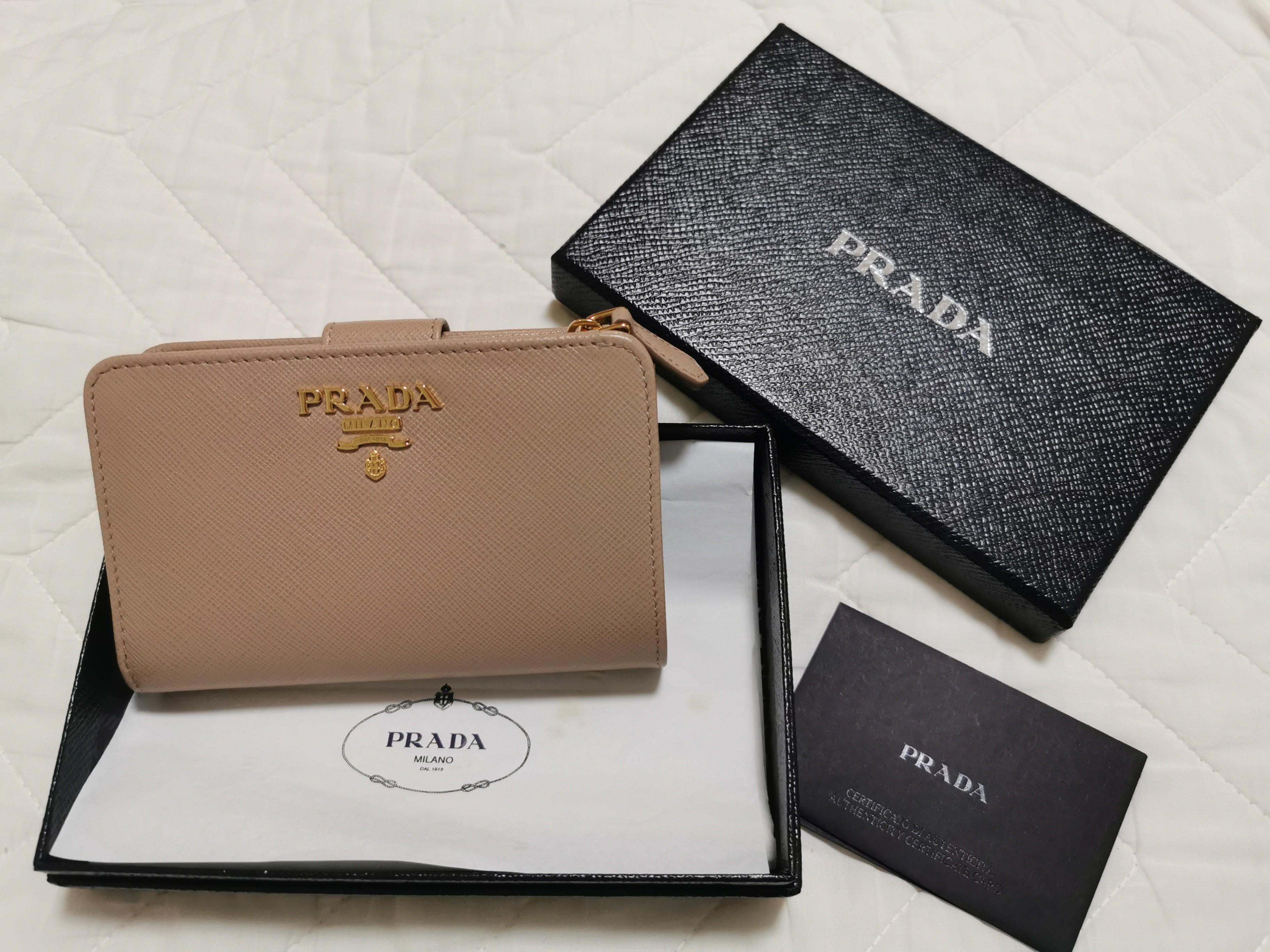 Prada medium saffiano leather wallet deals
