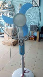 Solar AC/DC standing Fan with USB and Battery Cable