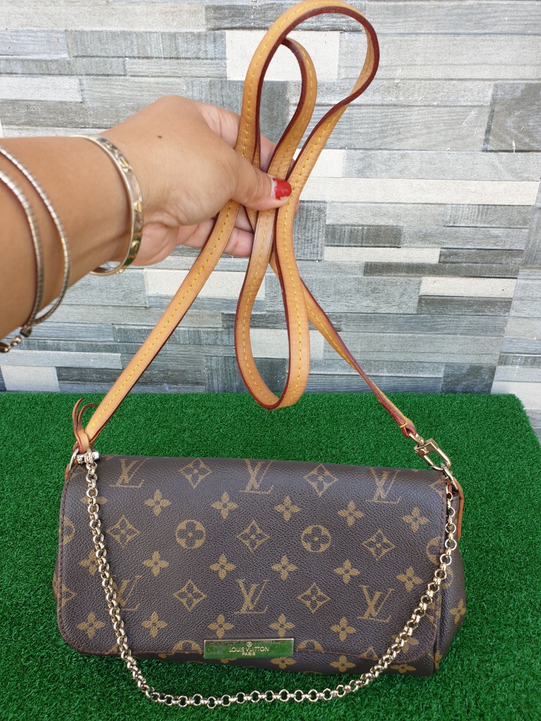 15922 - P2,800 Louis Vuitton Monogram Favorite 25cm Sling Bag, Women's  Fashion, Bags & Wallets, Purses & Pouches on Carousell