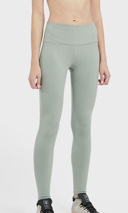 Alo high waist dash leggings in pistachio (Category: Activewear) located in Singapore. Submitted by pinkaqueen (Listing ID 1001184555, Image 2). Description: Size XS (fits uk 8). Excellent used condition, no discoloration or furring. .