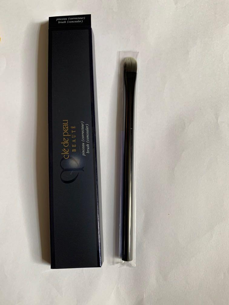 cle de peau concealer brush