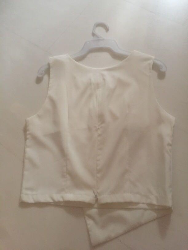 White Top (Category: Sleeveless) located in Singapore. Submitted by vcheezelsv (Listing ID 1001131069, Image 2). Description: .