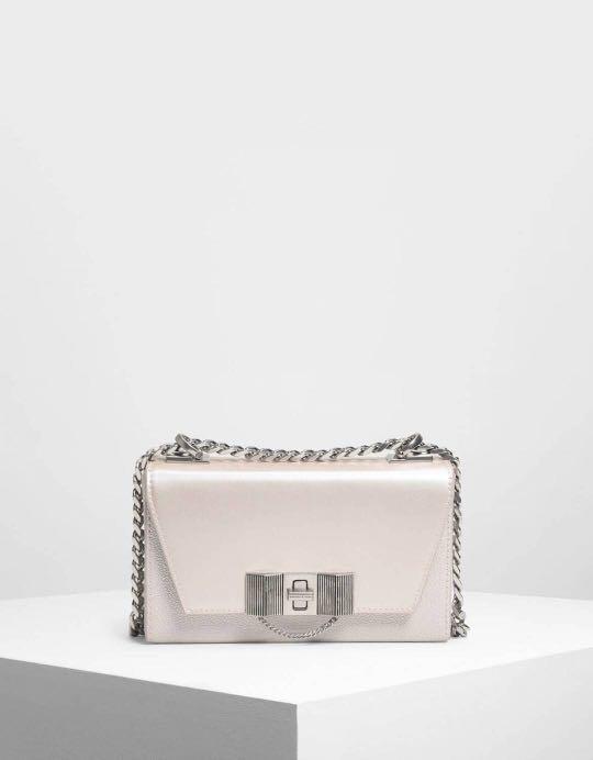 chain detail turn lock bag
