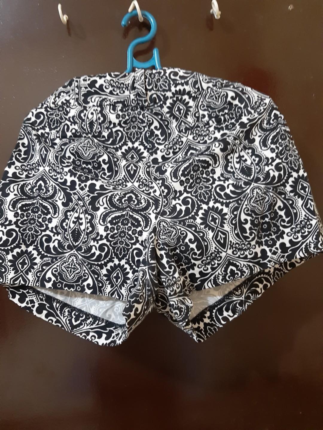 Printed shorts (Category: Shorts) located in Paranaque City. Submitted by echie25 (Listing ID 1001377290, Image 2). Description: fits to large to XL..