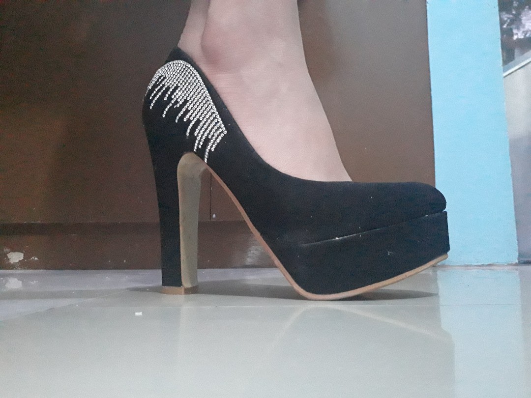 black pump heels