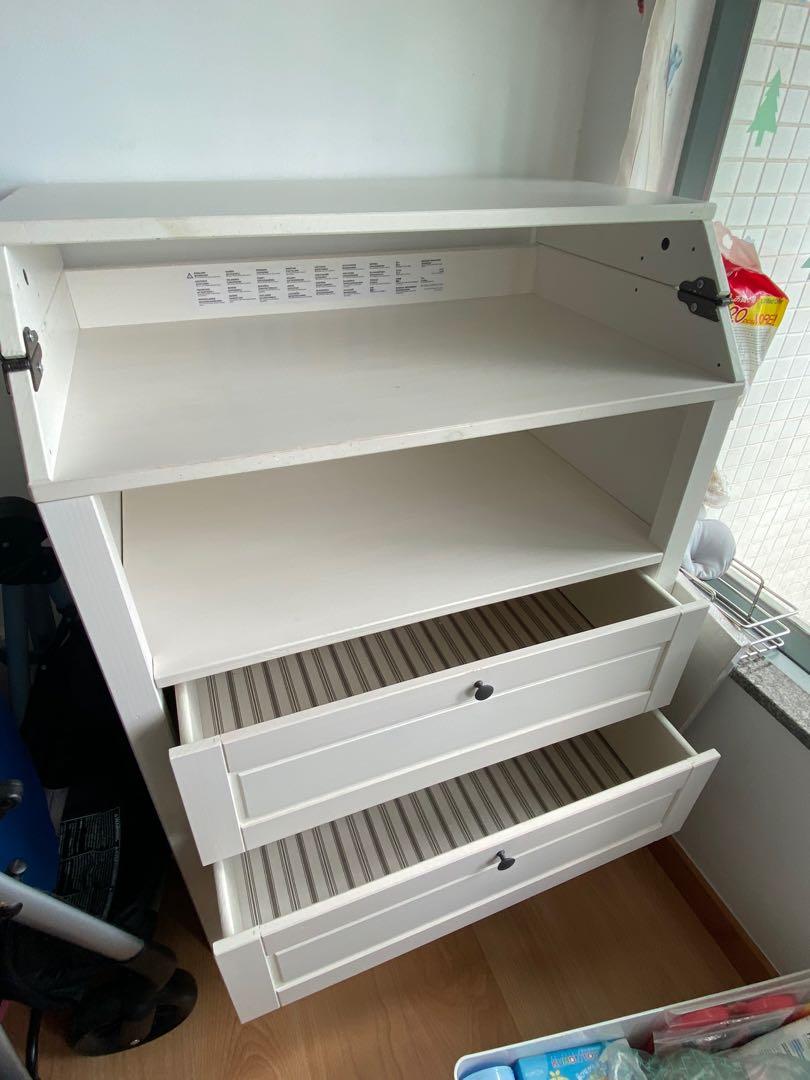 IKEA Changing table （分類：兒童傢具 - 換尿片）位於 Hong Kong。 由 candycky 提交（商品編號 1001706334，圖片 2）。簡介： Sturdy SUNDVIK Ikea changing table Good condition, large storage space, few natural paint flakings on the table Size Width: 79 cm Min. depth: 51 cm Max. depth: 87 cm Min. height: 99 cm Max. height: 109 cm Max. load: 15 kg Self pick up at Seaview Crescent, Tung CHUNG or Help call Gogovan at buyer’s cost。