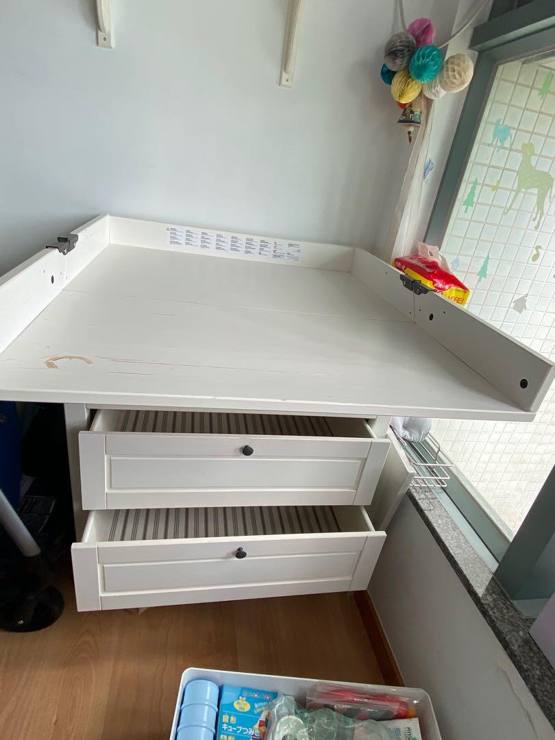 IKEA Changing table （分類：兒童傢具 - 換尿片）位於 Hong Kong。 由 candycky 提交（商品編號 1001706334，圖片 3）。簡介： Sturdy SUNDVIK Ikea changing table Good condition, large storage space, few natural paint flakings on the table Size Width: 79 cm Min. depth: 51 cm Max. depth: 87 cm Min. height: 99 cm Max. height: 109 cm Max. load: 15 kg Self pick up at Seaview Crescent, Tung CHUNG or Help call Gogovan at buyer’s cost。