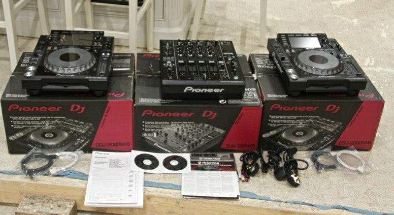 2x Pioneer CDJ-2000NXS2 and DJM-900NXS2