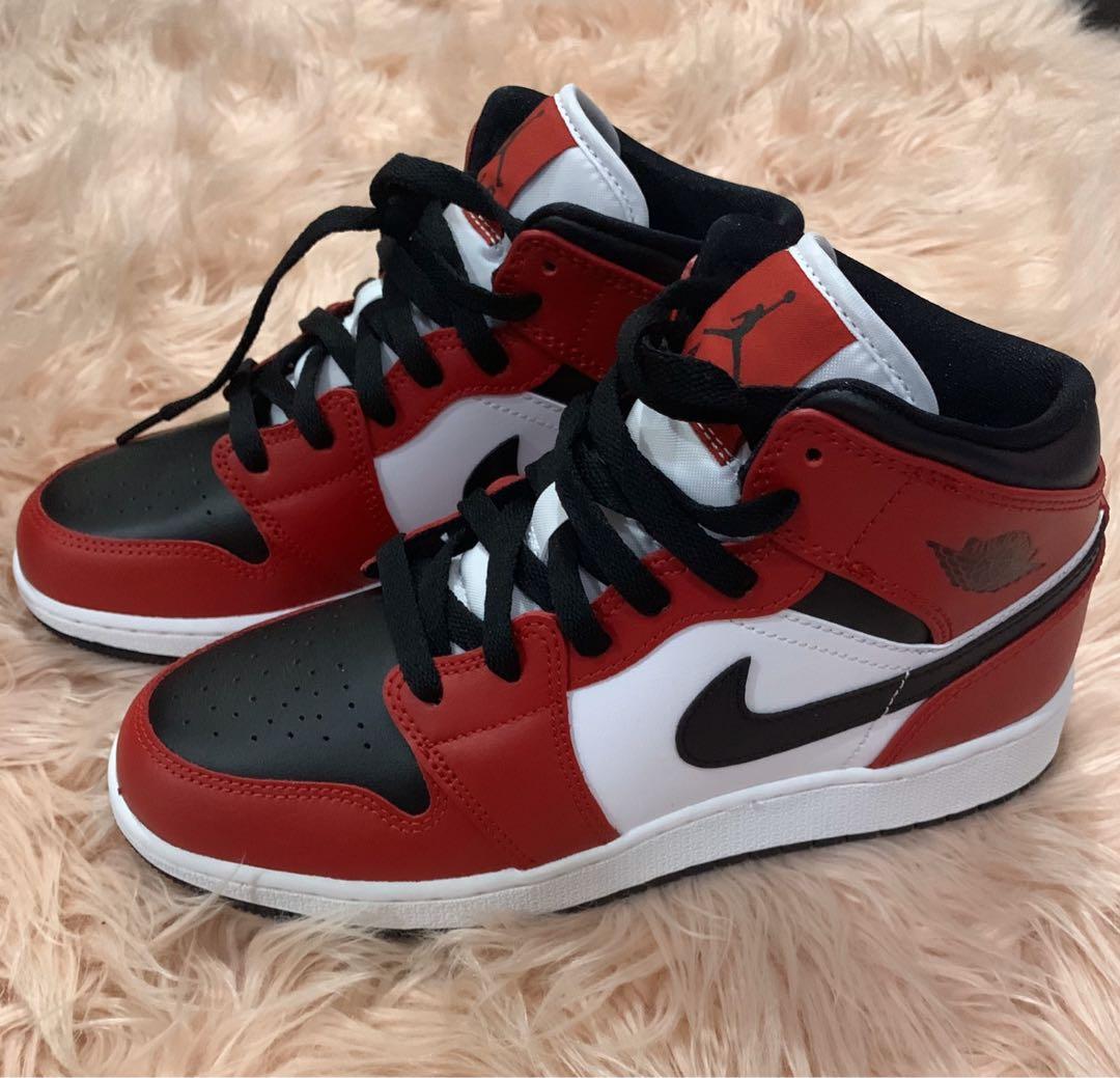 Nike Air Jordan 1 Mid Chicago Black Toe NETT Price, Fesyen Pria, Sepatu ,  Sneakers di Carousell