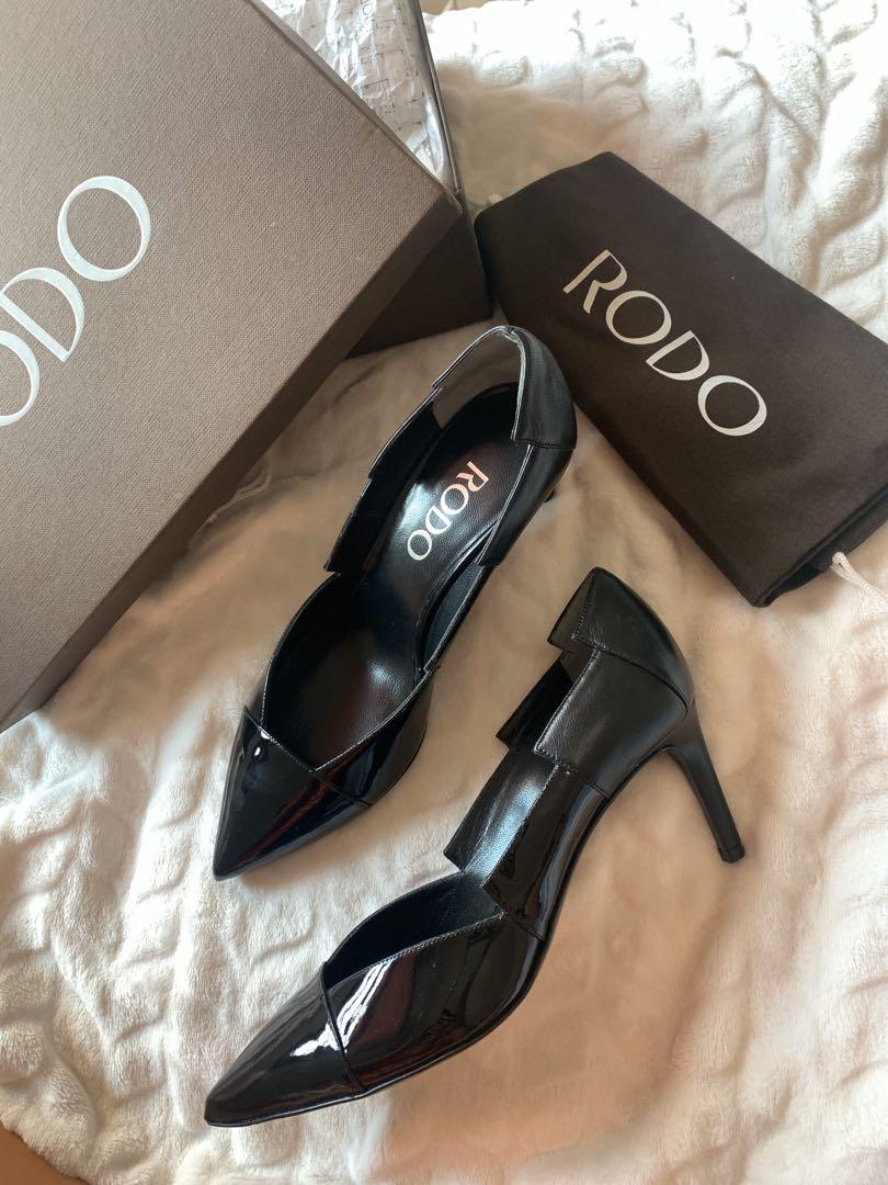 black leather pump shoes