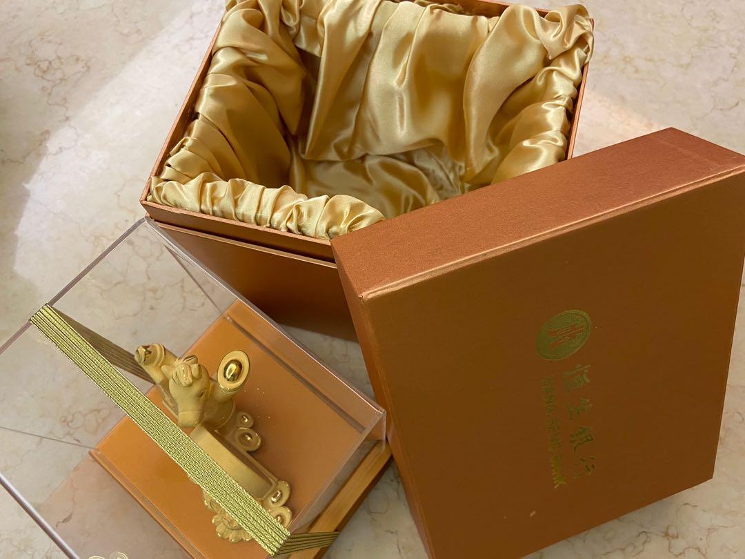 金器］恒生銀行生肖馬金擺設, 名牌, 飾物及配件- Carousell